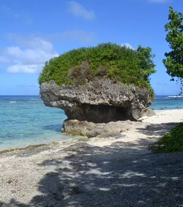 Guam: Urlauber lieben die Insel für Steine und Felsen. Der Tourismus ist einer der Haupteinnahmequellen der Insel