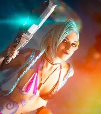 Ein sehr gelungenes Jinx-Cosplay!