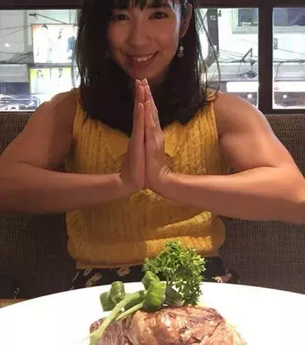 Hier gönnt sich Saiki Reika einen kulinarischen Leckerbissen