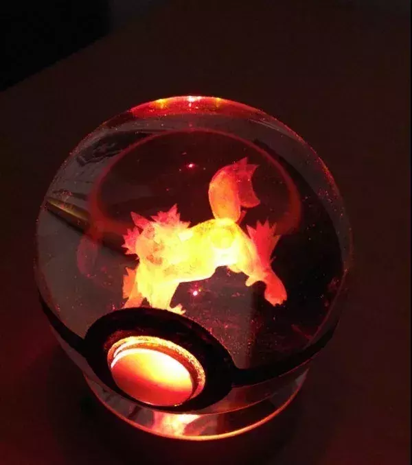 PokeMasterCrafter : Ein Leuchtpokéball aus Kristall mit Arkani drin