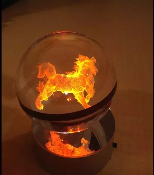 PokeMasterCrafter : Ein Leuchtpokéball aus Kristall mit Arkani drin
