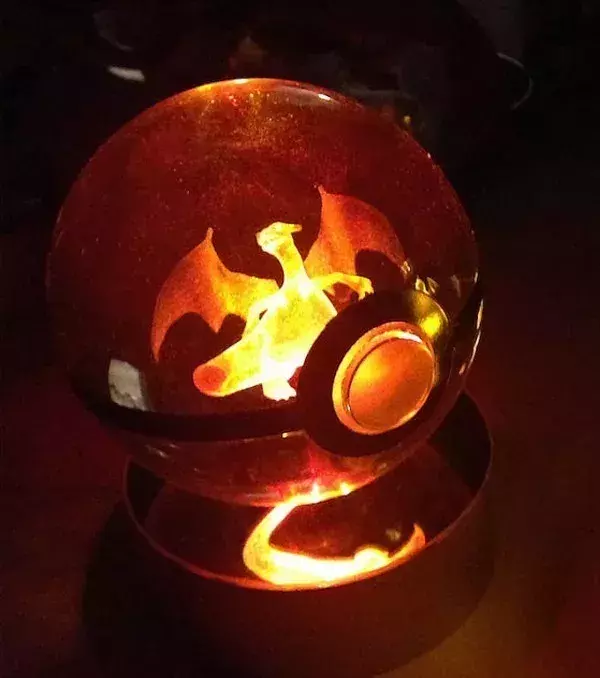 PokeMasterCrafter : Ein Leuchtpokéball aus Kristall mit Glurak drin