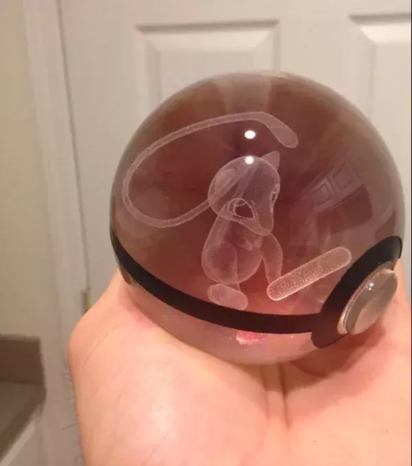 PokeMasterCrafter : Ein Leuchtpokéball aus Kristall mit Mew drin
