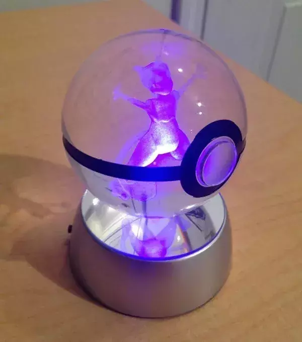 PokeMasterCrafter : Ein Leuchtpokéball aus Kristall mit Mewtu drin