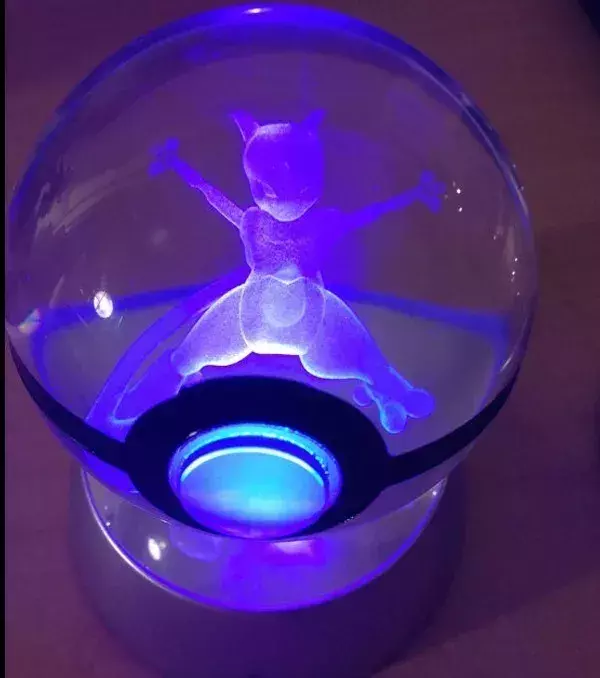 PokeMasterCrafter : Ein Leuchtpokéball aus Kristall mit Mewtu drin