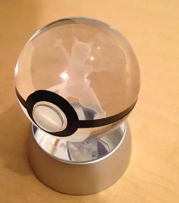 PokeMasterCrafter : Ein Leuchtpokéball aus Kristall mit Mewtu