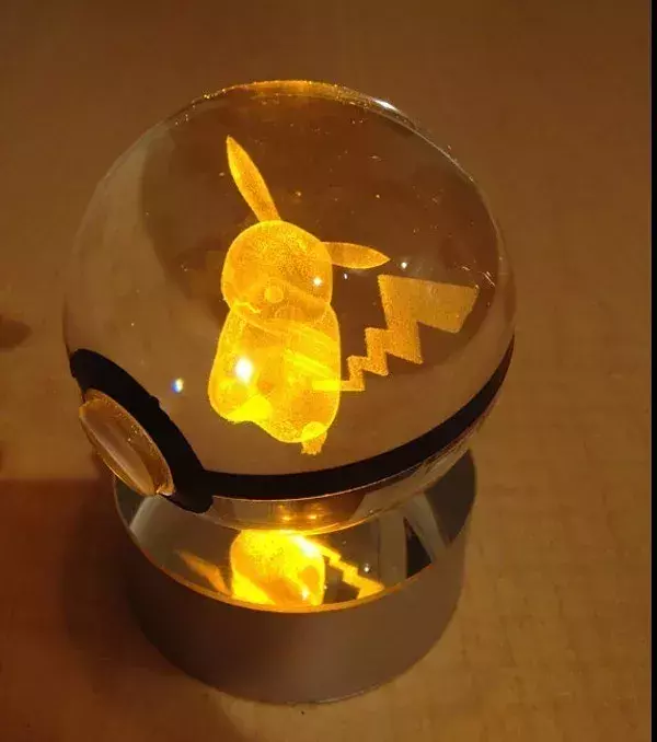 PokeMasterCrafter : Ein Leuchtpokéball aus Kristall mit Pikachu drin