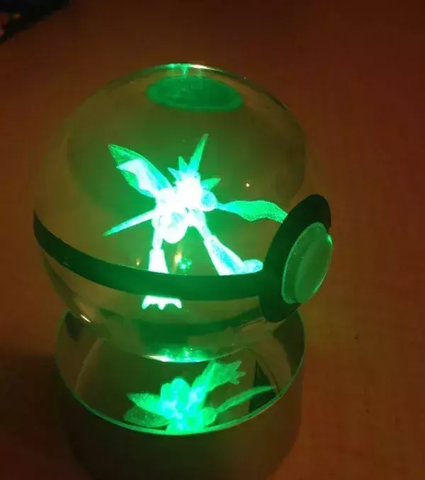 PokeMasterCrafter : Ein Leuchtpokéball aus Kristall mit Sichlor drin